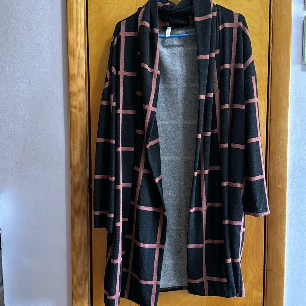 Chic Soul boutique Women’s Cardigan size XL in Black and Pink